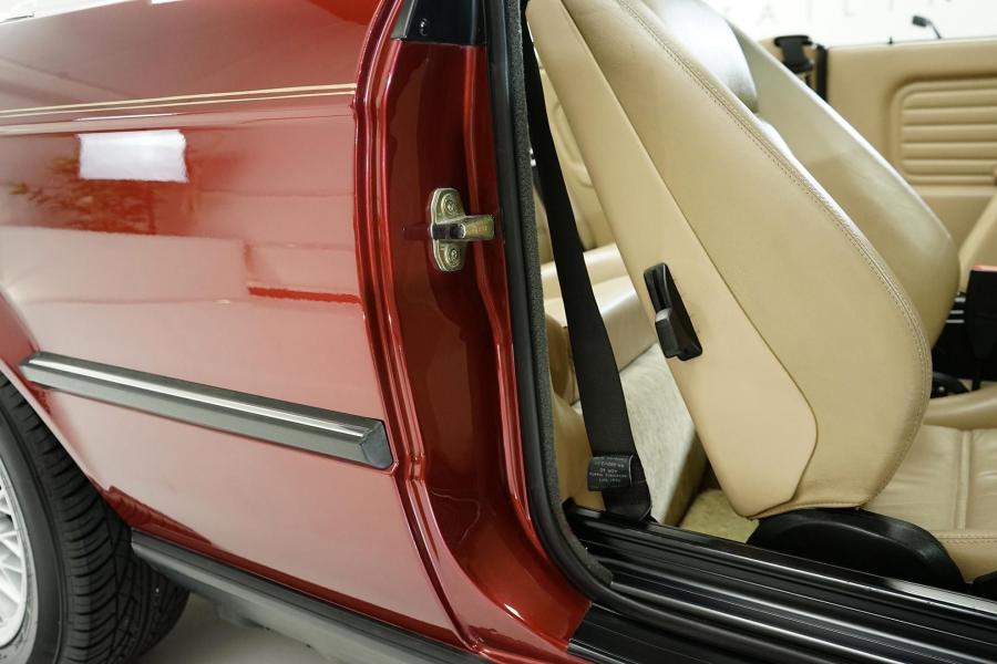 Детали интерьера BMW 325i Convertible (Calypso Red) 1990 года  (фото 118 из 190)